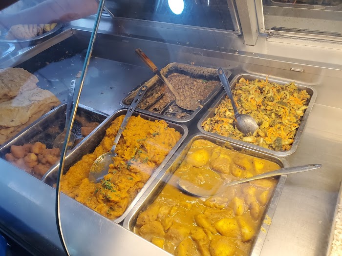 Vegetarian hot food in the Juice Power display counter